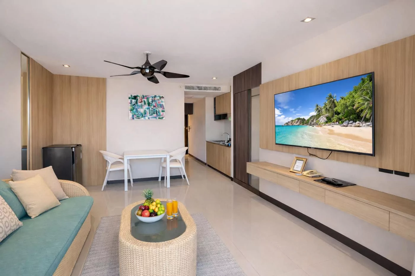 Deluxe Sea View room with a separate lounge area