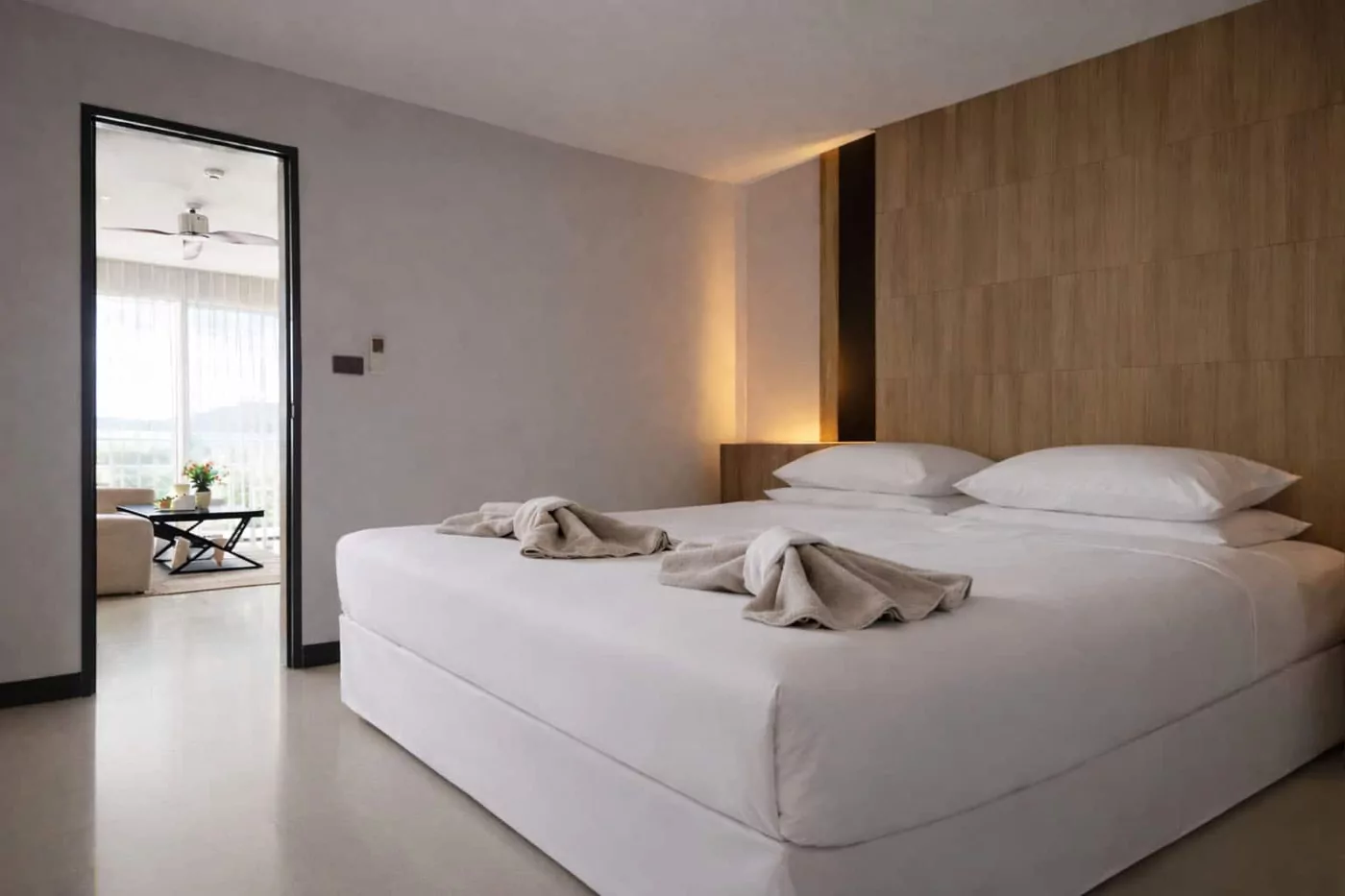 Junior Suite Sea View with king bed and en suite bathroom
